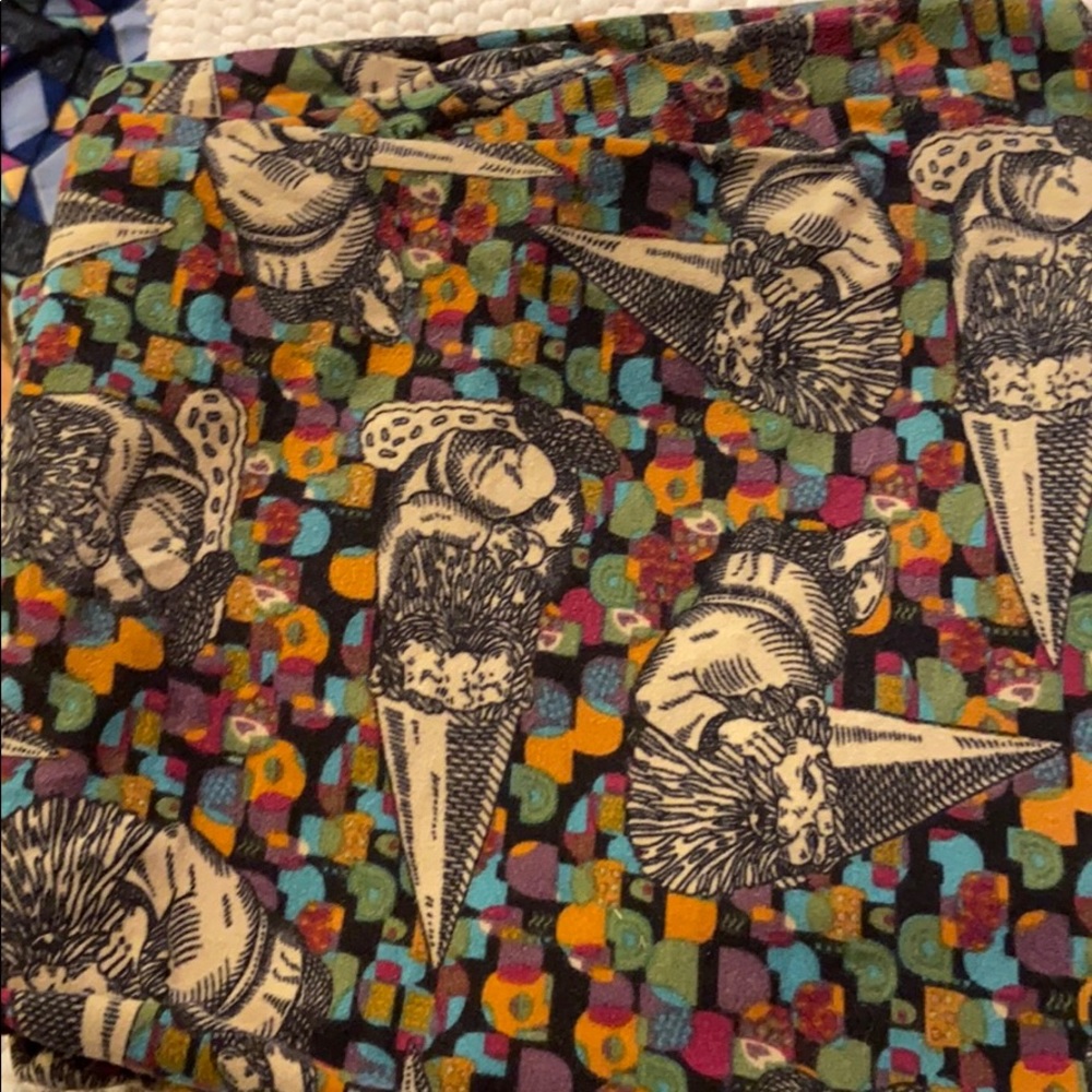 LuLa Roe gnome TC leggings